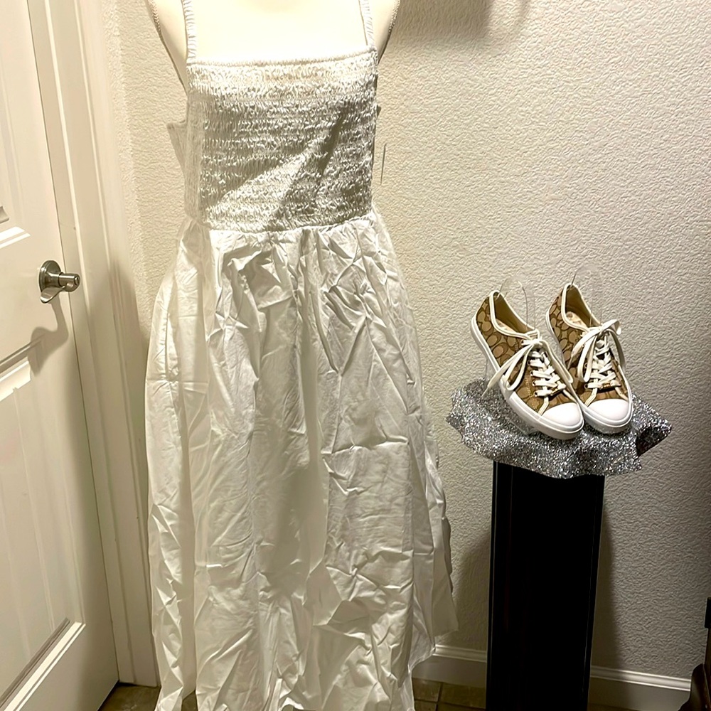Old Navy white cotton smock bodice midi dress. Side pockets. One slit in skirt.